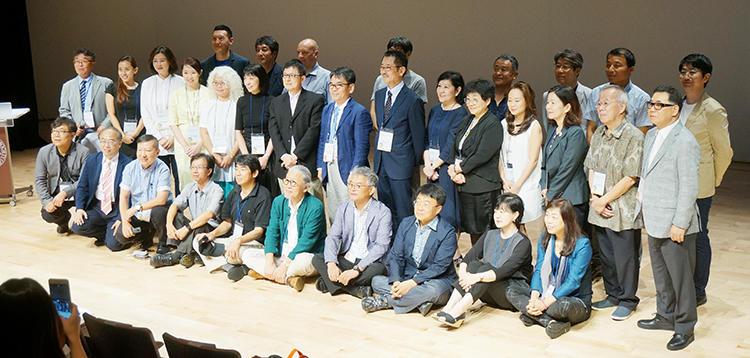 アジア基礎造形連合学会2017韓国・光州大会  各国代表者による集合写真（高橋准教授は最後列の右端）