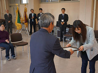 表彰式の様子（賞状伝達）